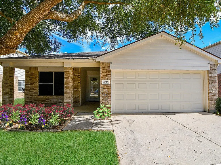 4818 King Hallow Ln — Photo 1