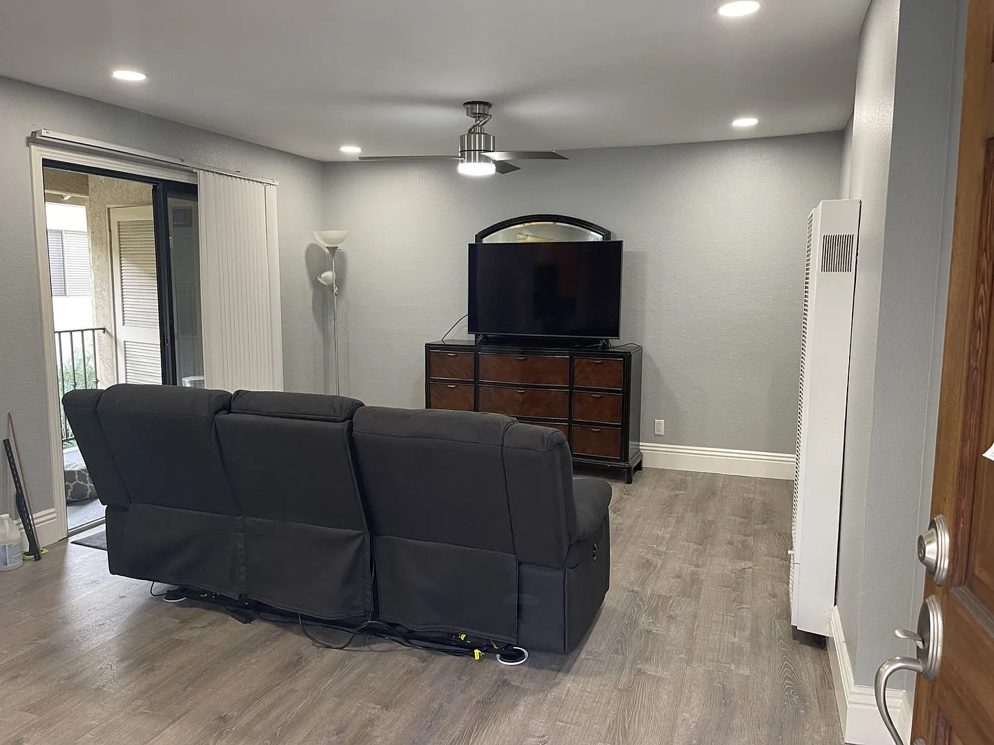 Luxury upstairs, AC/Heat, W/D, upgraded, new paint, New Floor — Photo 2