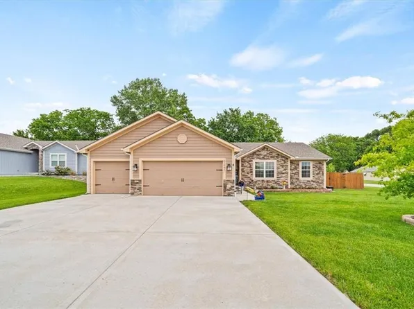 21061 Noble St, Spring Hill, KS 66083