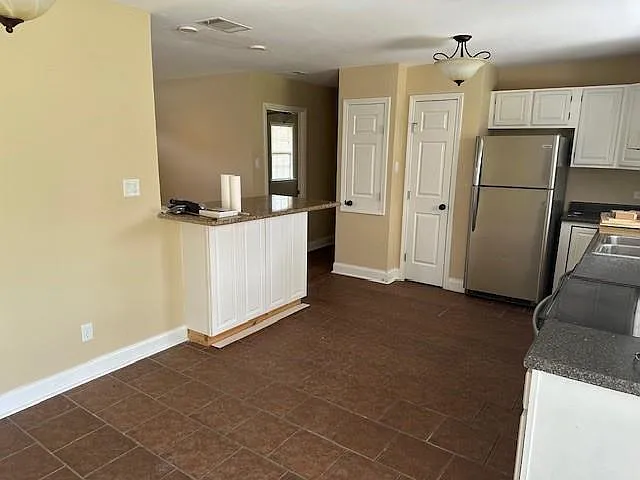 2124 Dupont Dr — Photo 5