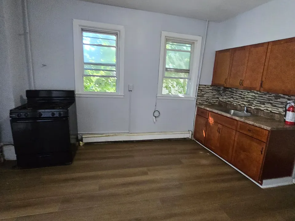 94 N 3rd St #3A
