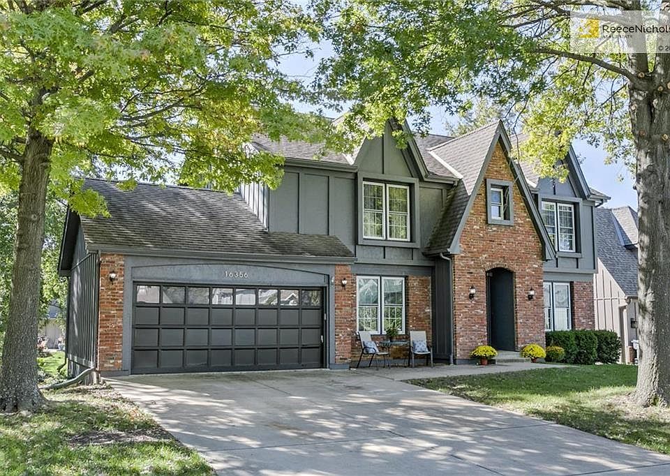 FALL in LOVE with This Updated Briarwood Beauty!