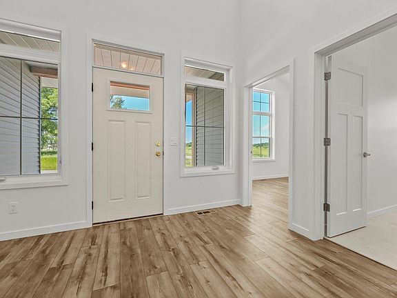 5th image of 393 Zinnia Dr