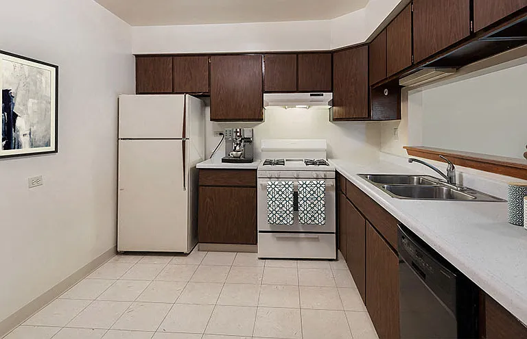 Imperial Tower Apartments — Photo 13