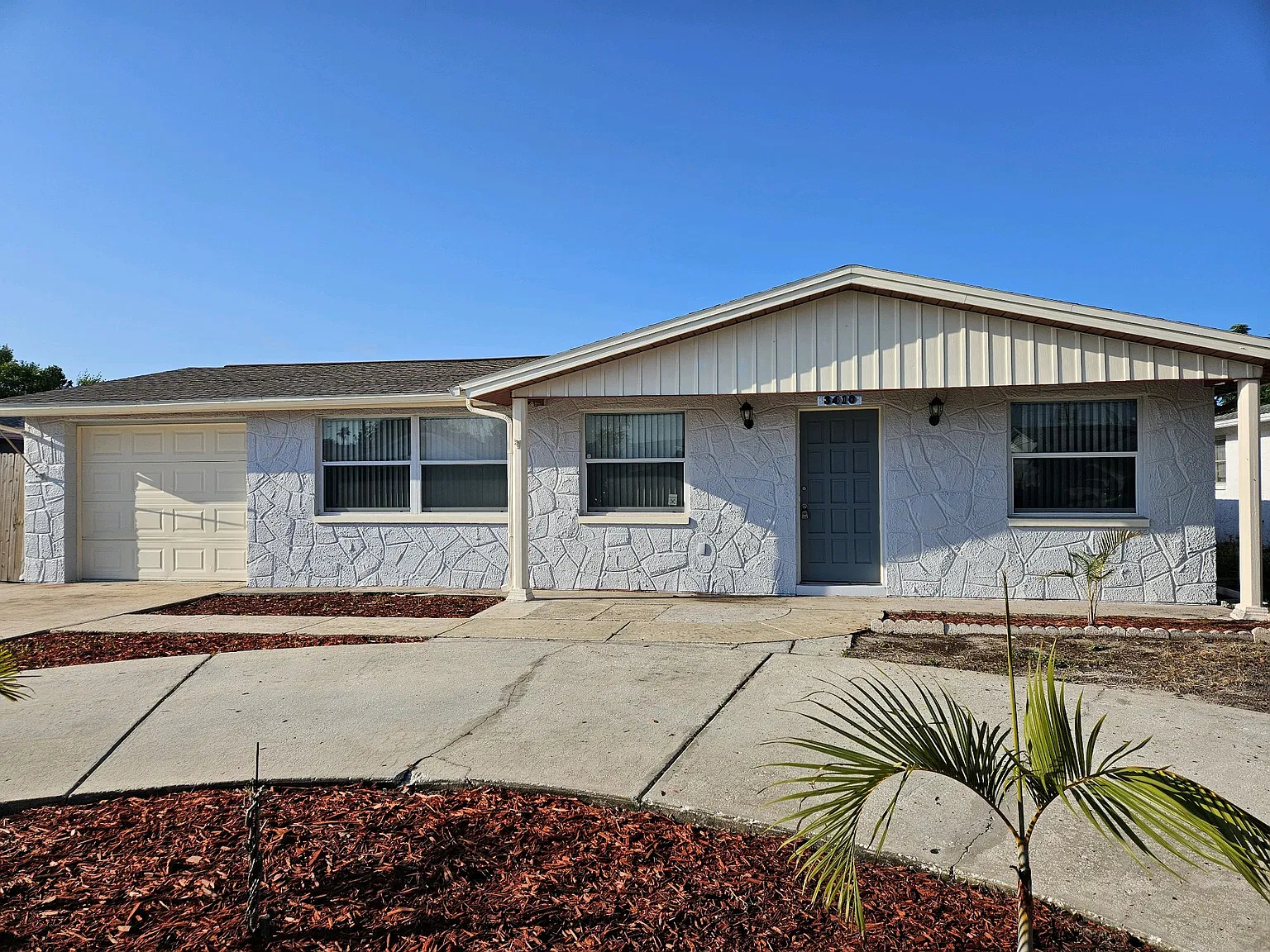 3 bed, 2000 sqft, $1,900 — Photo 1