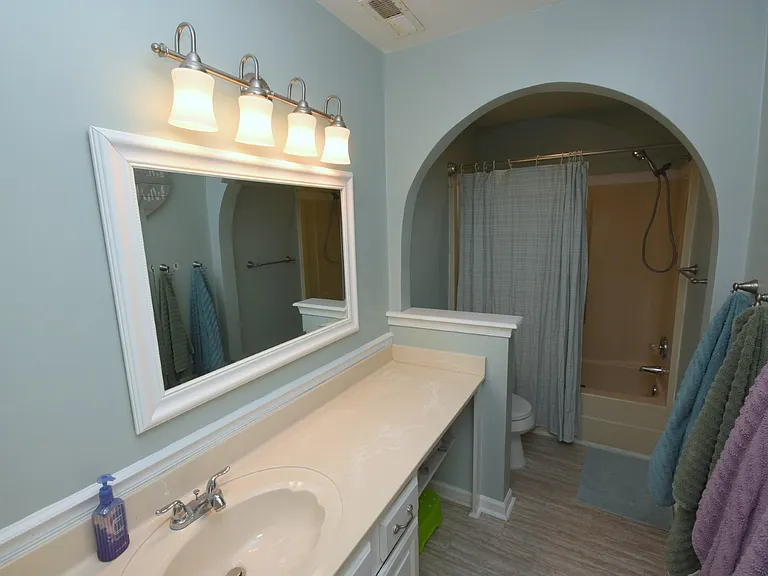 Full bathroom in hallway