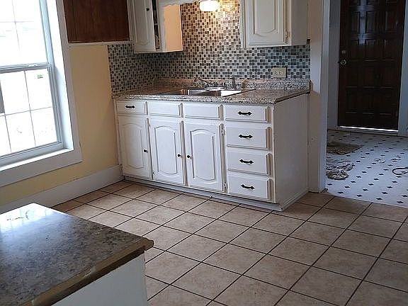5th image of 1209 E Davis Ave