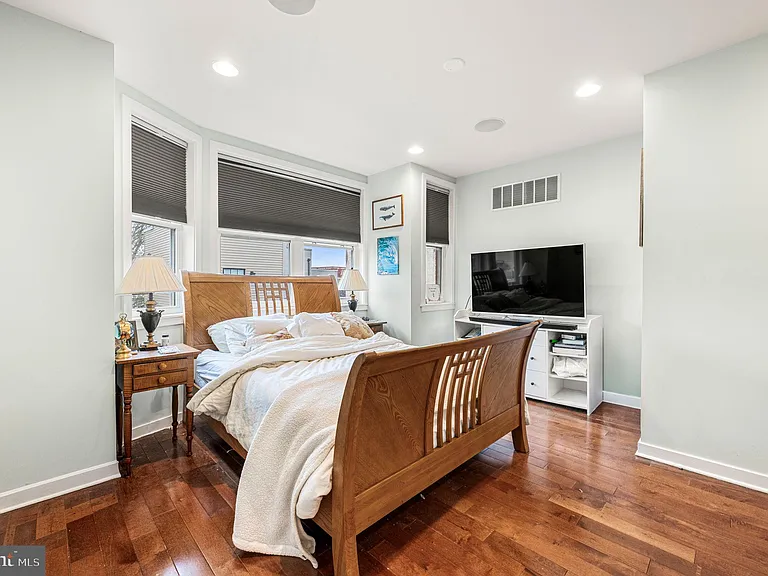 1014 S Bouvier St — Photo 12