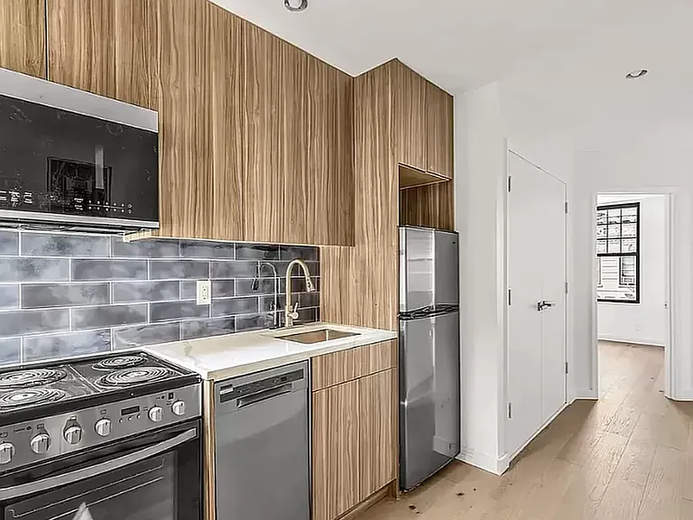 1928 Linden St #3B — Photo 3
