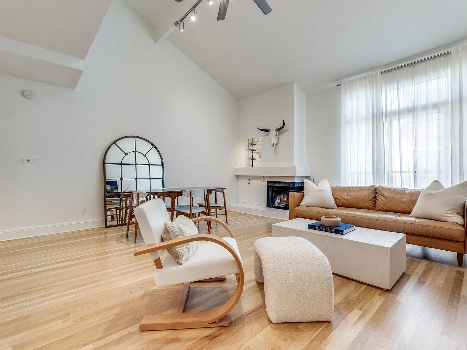 3 bed, 2.5 bath, 1730 sqft, $3,700 — Photo 3