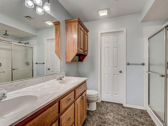 4th image of 906 E Lauren Ln