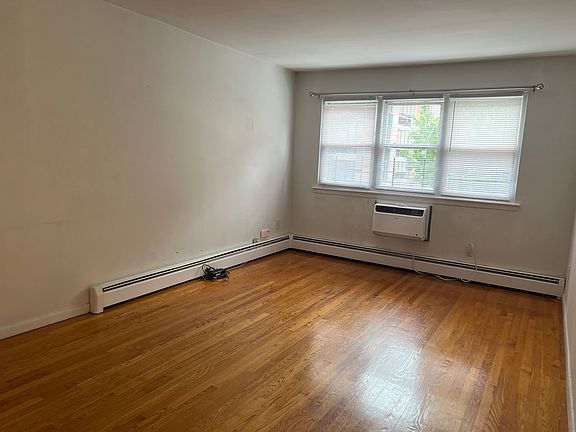 3rd image of 3716 Blackstone Ave #3