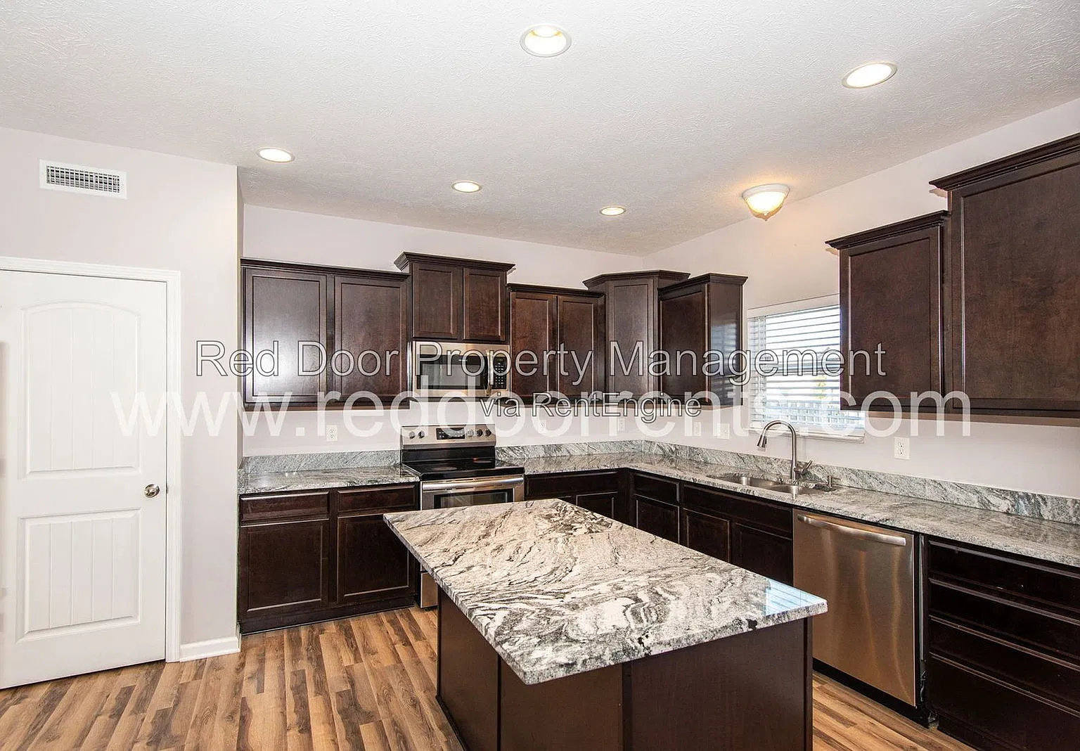 3 bed, 3.0 bath, 2012 sqft, $2,050 — Photo 2