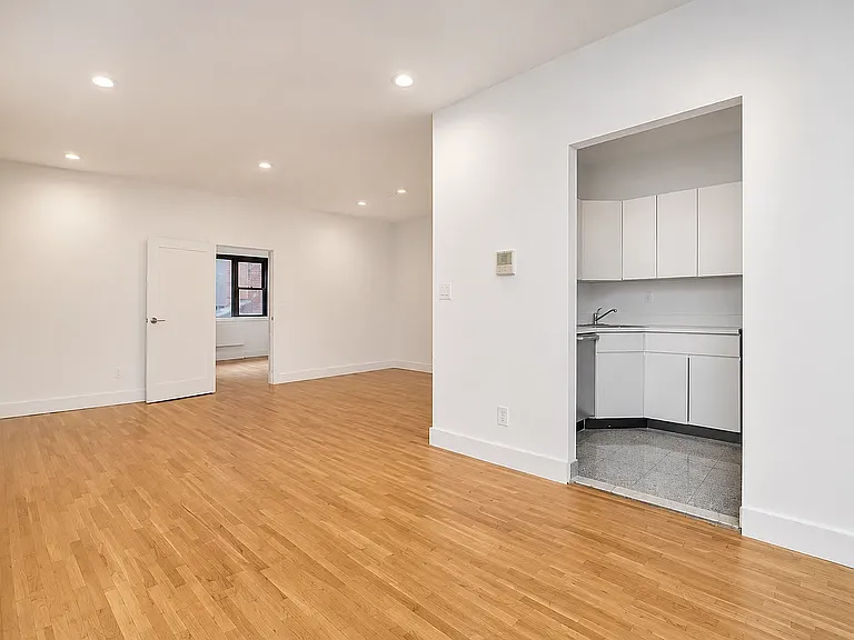 213 E 37th St #5A — Photo 3