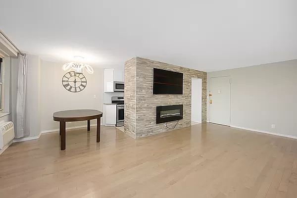 1st image of 2928 W 5th St #B4
