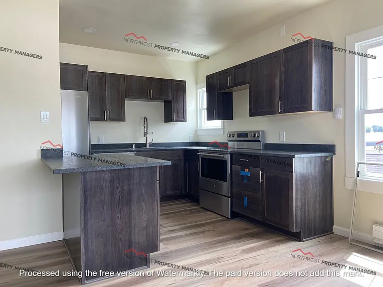 509 W Market St — Photo 8