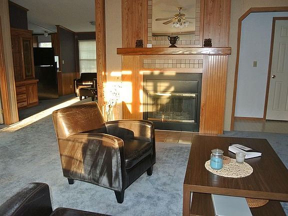 4th image of 104 Lakeside Ln