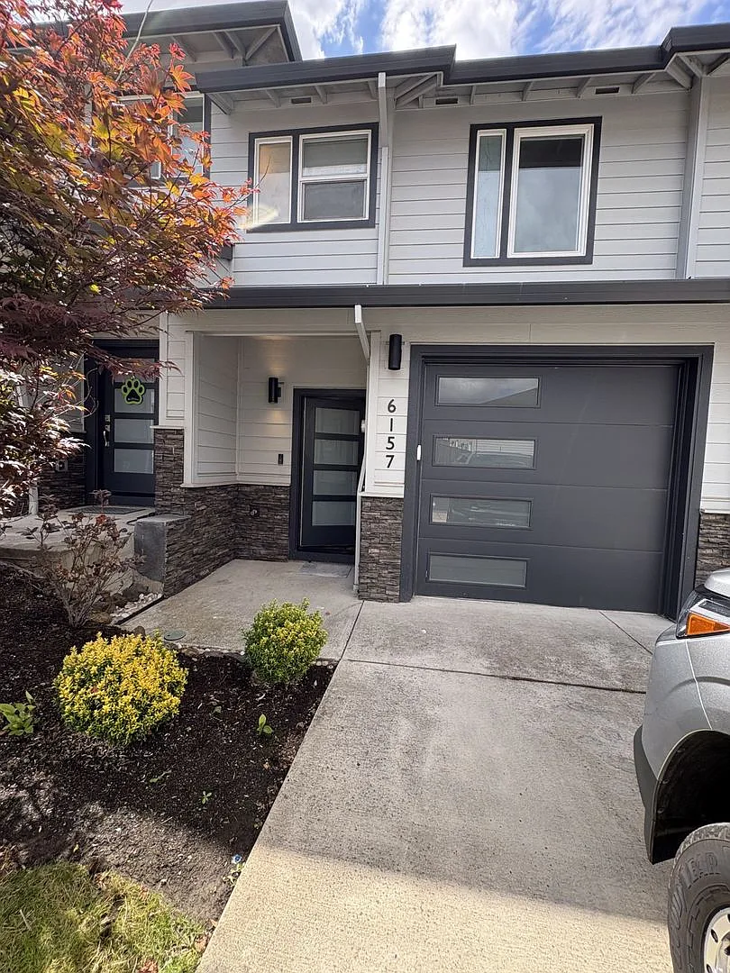 Modern 2Bedroom Salem Home with Bonus Room, Garage & Fenced Yard — Photo 1