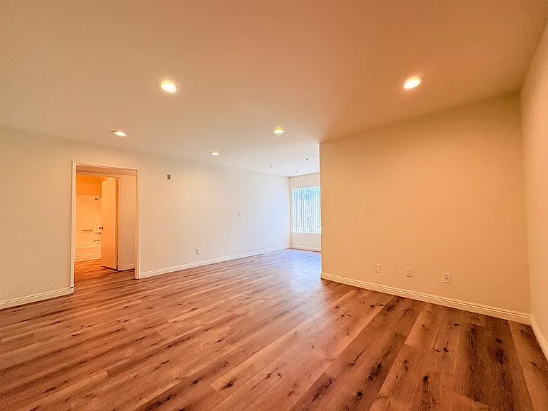 1049 Winchester Ave — Photo 8