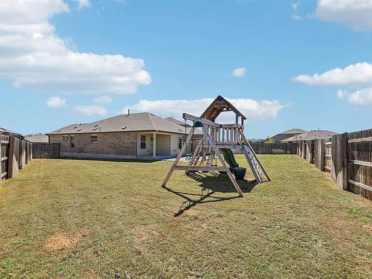 138 George Kimble Cv — Photo 32