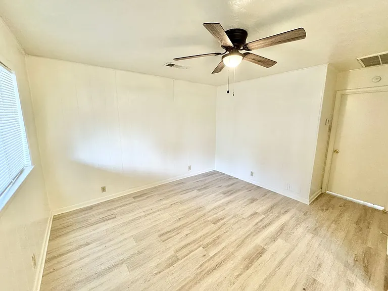 419 W Sycamore St — Photo 24