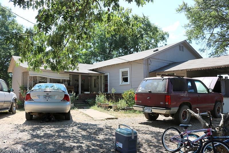 1st image of 930 E Stillwell Ave