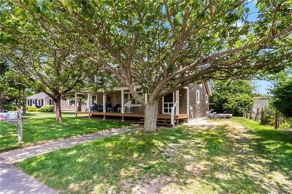 3 bed, 1.0 bath, 1395 sqft, $2,200 — Photo 3