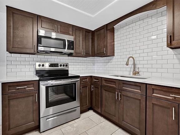 4th image of 10914 Leeds Rd