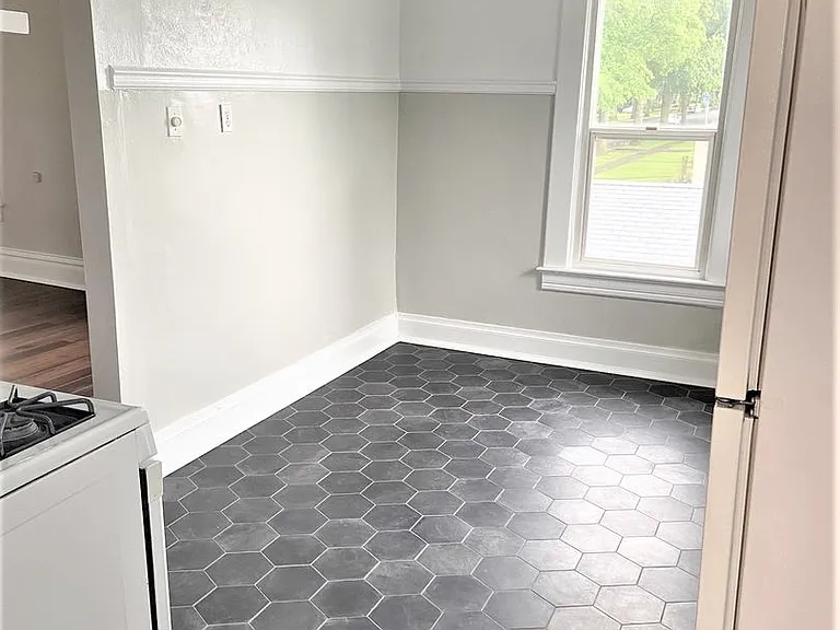 814 Front Street — Photo 7