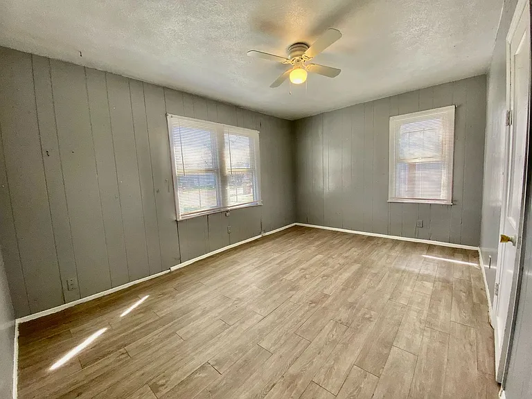 106 Vernon Ave — Photo 7