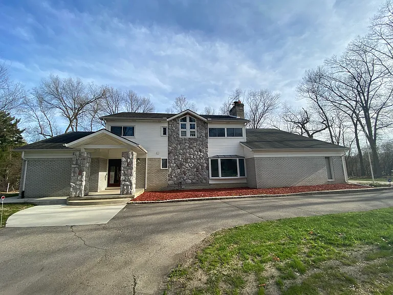 4077 Lincoln Dr — Photo 1