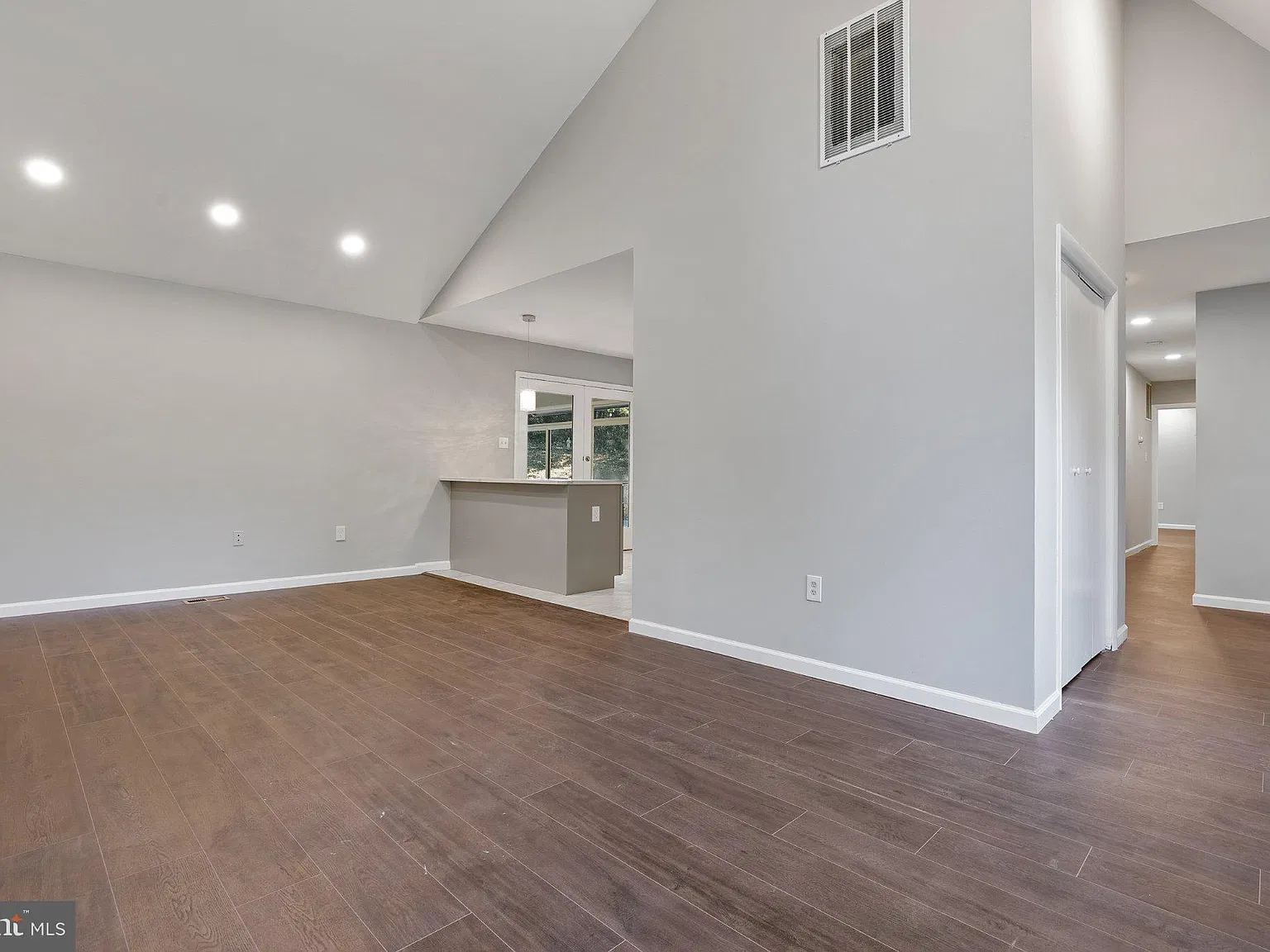 4 bed, 3.0 bath, 3012 sqft, $4,500 — Photo 3