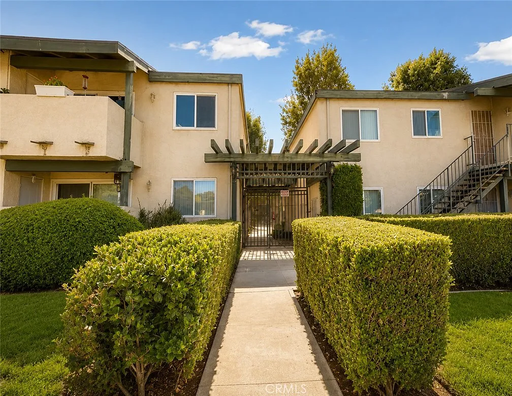 3 bed, 1061 sqft, $3,350 — Photo 1