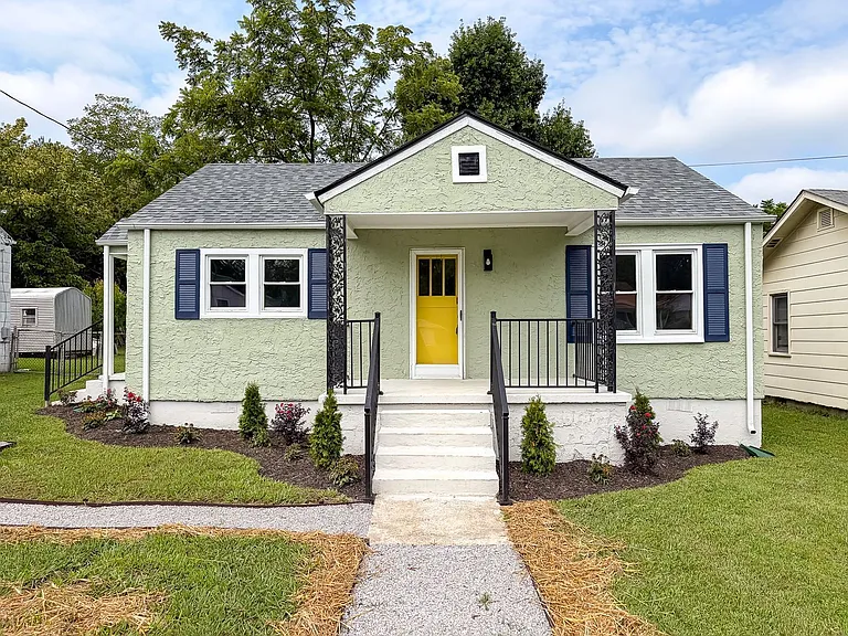 825 Henderson Ave — Photo 1