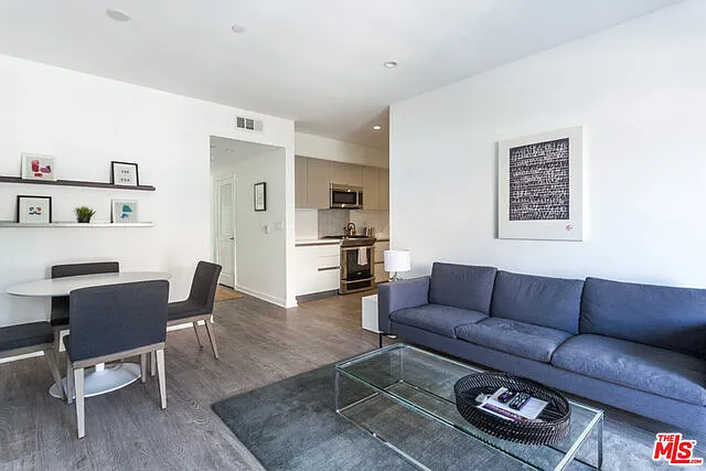 2 bed, 2.0 bath, 1000 sqft, $4,100 — Photo 4