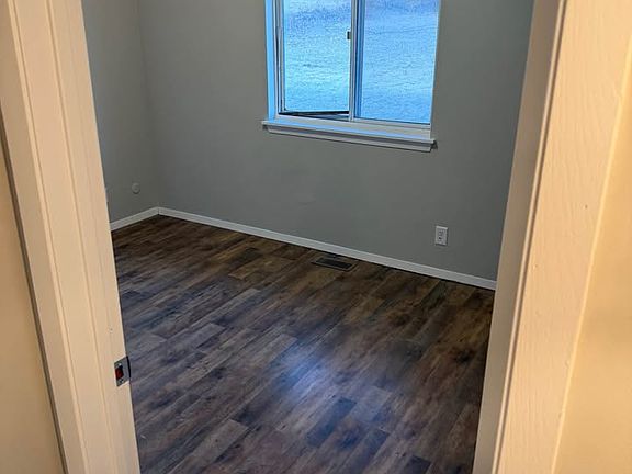 3rd image of 913 W Shenandoah Dr #913