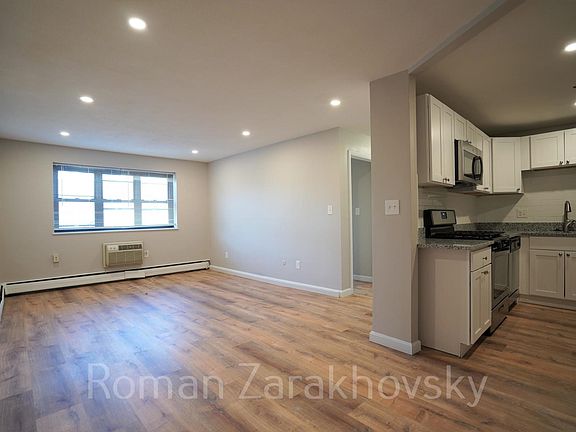 4th image of 39 Shepard St #202