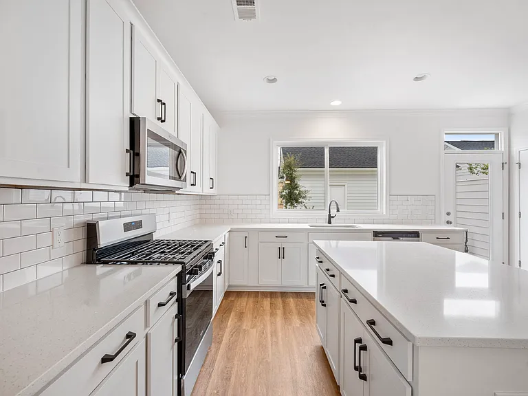762 Blueway Ave — Photo 9