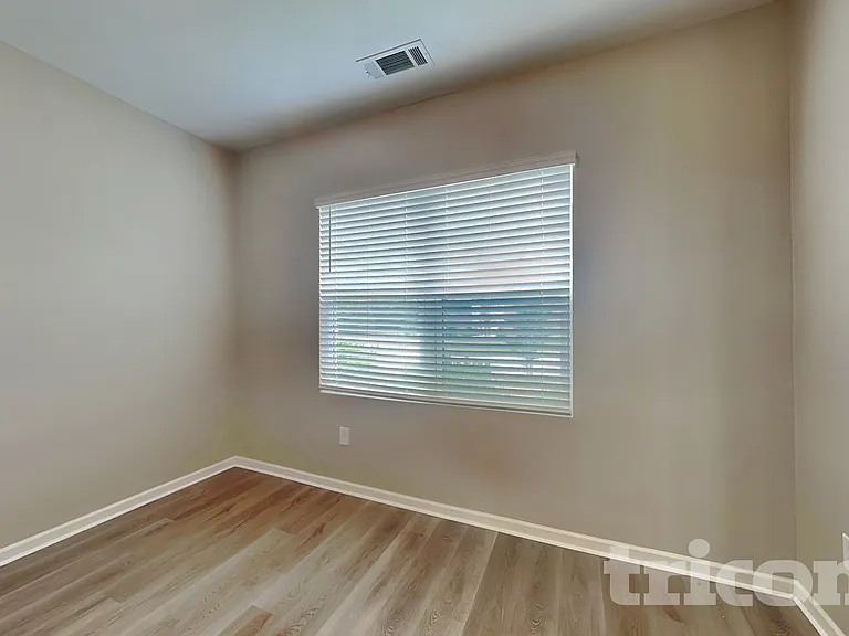 1942 Hudson Dr — Photo 2