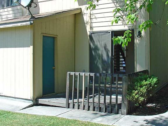 2nd image of 640 Custer Ave APT 4