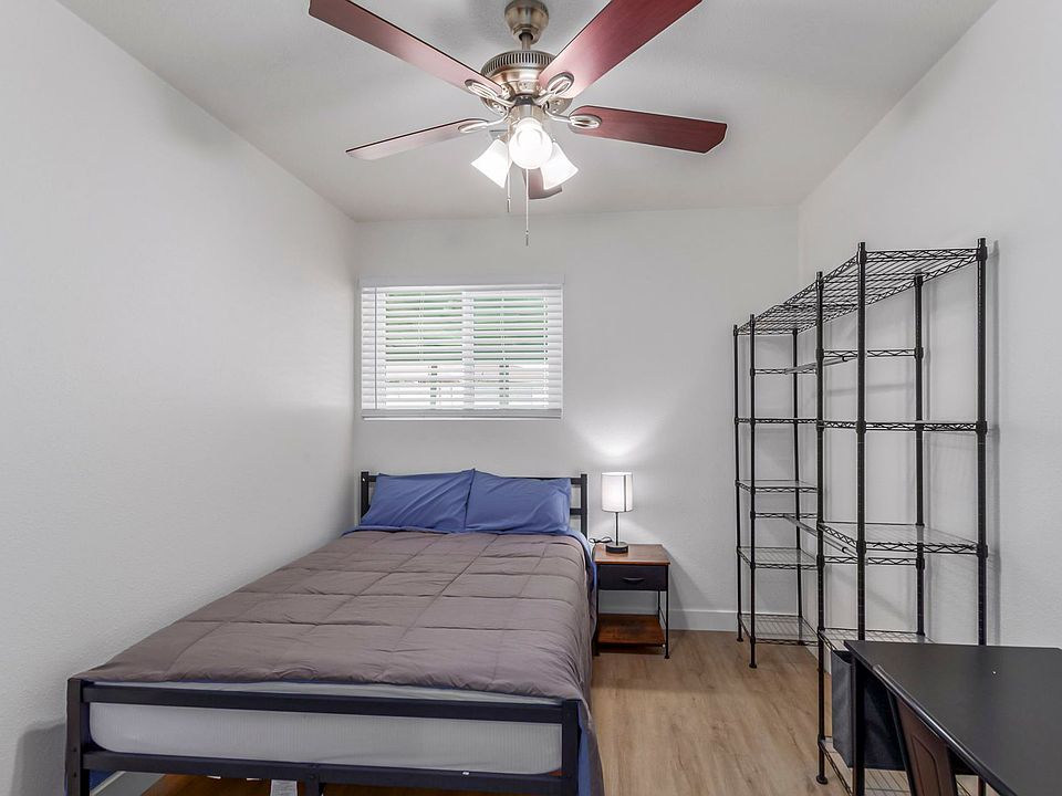Bedroom#7
Full size bed, with desk and mini fridge