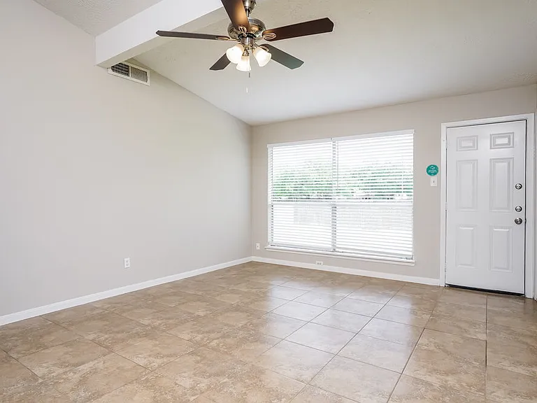 518 Magnolia Bnd — Photo 5