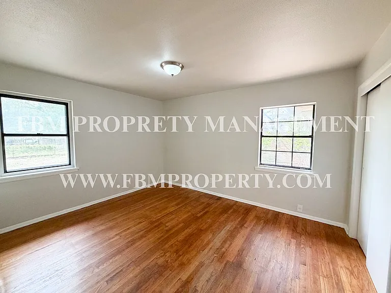 118 Brazos St — Photo 12