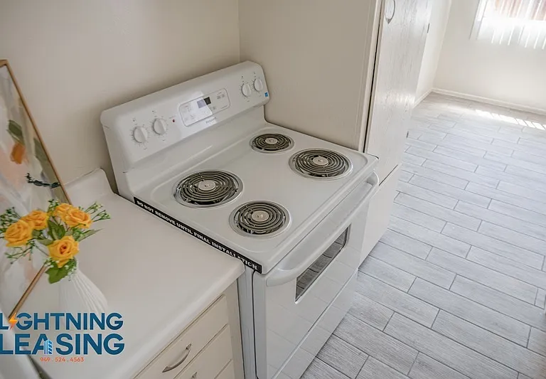 915 N Wilton Pl #309 — Photo 14