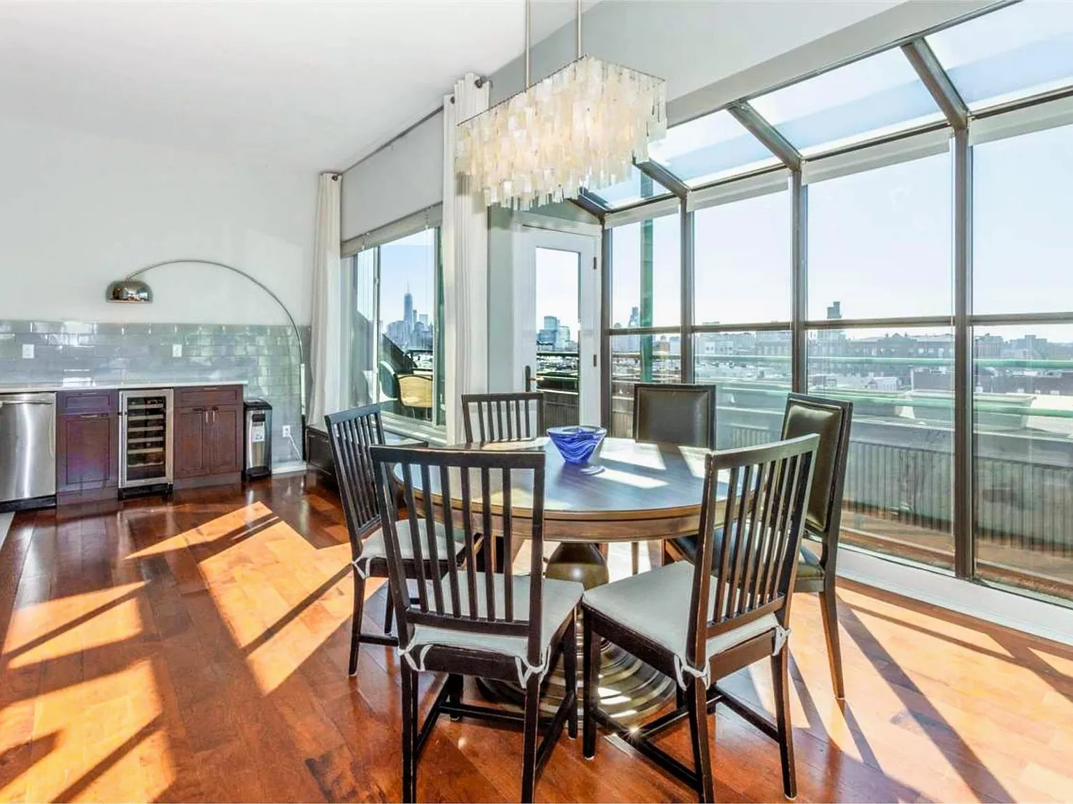 2 bed, 2.0 bath, 1322 sqft, $4,300 — Photo 2