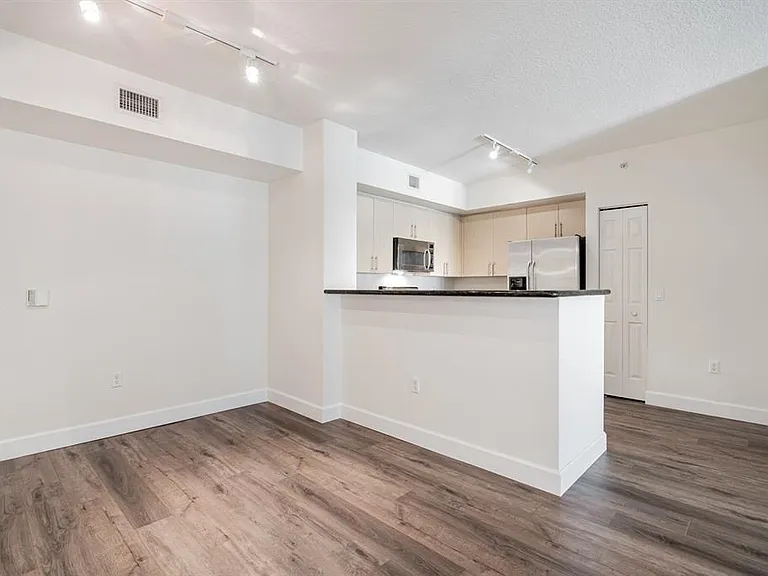 2421 NE 65th St #309 — Photo 5