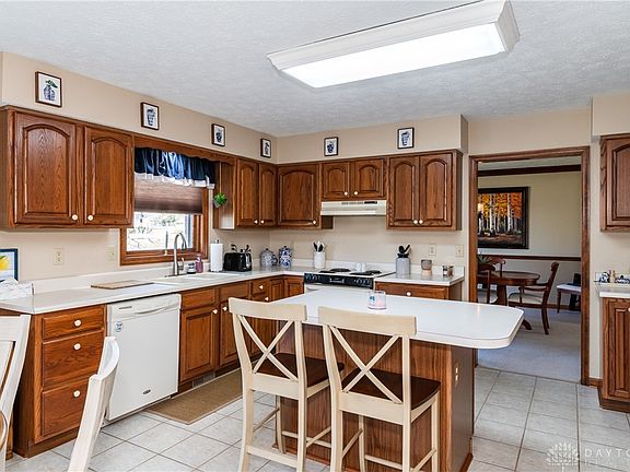3rd image of 587 Allanhurst Ave