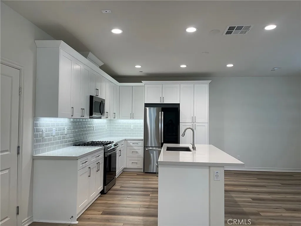 3 bed, 2.5 bath, 1939 sqft, $4,200 — Photo 4
