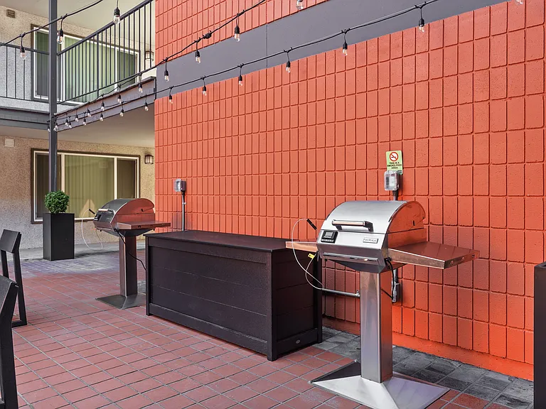 Fire up the grill and enjoy outdoor dining in our resident courtyard.