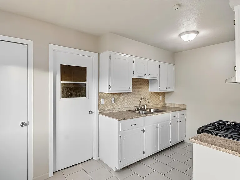 513 Gilmore Way — Photo 7